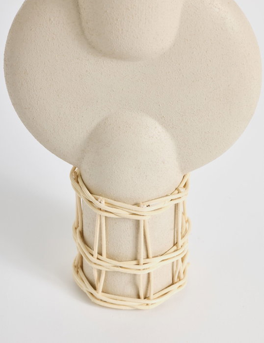 Aberto Design Cylinder Terracota Jarrón de Cerámica y Ratán en Crema